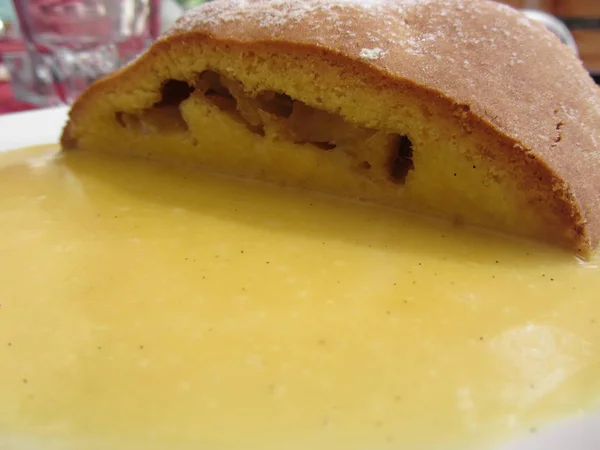 Lahodný jablečný Strudel se vanilkovou smetanou. Alto Adige, Itálie — Stock fotografie