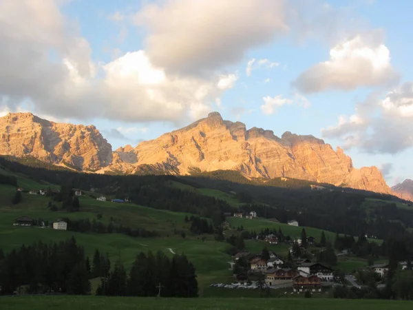 Sunset Dolomity v létě. Pohled z vesnice La Villa, Bolzano, Alto Adige, Jižní Tyrolsko, Itálie — Stock fotografie
