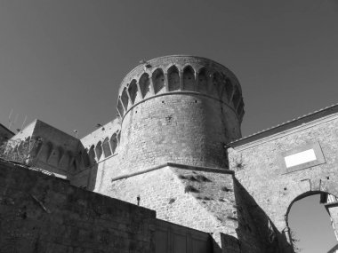 Volterra Fortezza Medicea, Pisa eyaleti. Toskana, İtalya. Siyah beyaz fotoğraf
