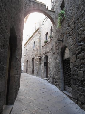 Volterra köyünde gizli sokak, Pisa ilinde . Toskana, İtalya