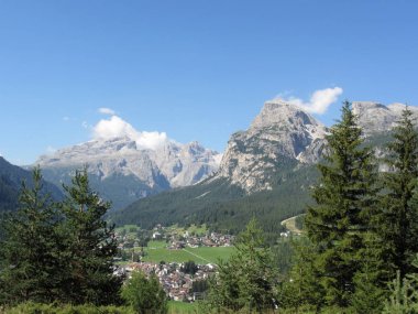 La Villa köyü ile Alp manzara, yaz aylarında İtalyan Dolomitler karşı yeşil otlaklar ve köknar . La Villa, Bolzano, Alto Adige, Güney Tirol, İtalya
