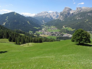 La Villa köyü ile Alp manzara, yaz aylarında İtalyan Dolomitler karşı yeşil otlaklar ve köknar . La Villa, Bolzano, Alto Adige, Güney Tirol, İtalya