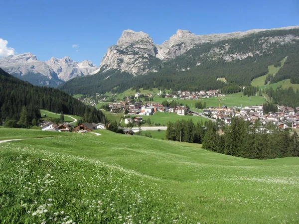 Alpská krajina s vesnicí La Villa, zelenými pastvinami a jedničkou proti italským Dolomitům v létě. La Villa, Bolzano, Alto Adige, Jižní Tyrolsko, Itálie — Stock fotografie