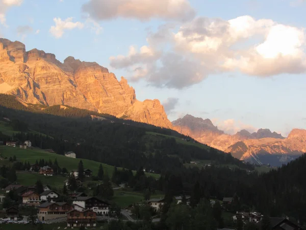 Coucher de soleil Dolomites paysage en été. Vue du village de La Villa, Bolzano, Alto Adige, Tyrol du Sud, Italie — Photo