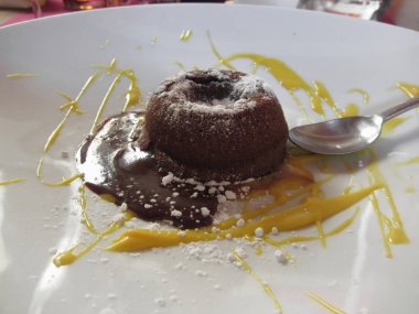 Tatlı zafferano soslu sıcak çikolata fondan lav kek tatlısı