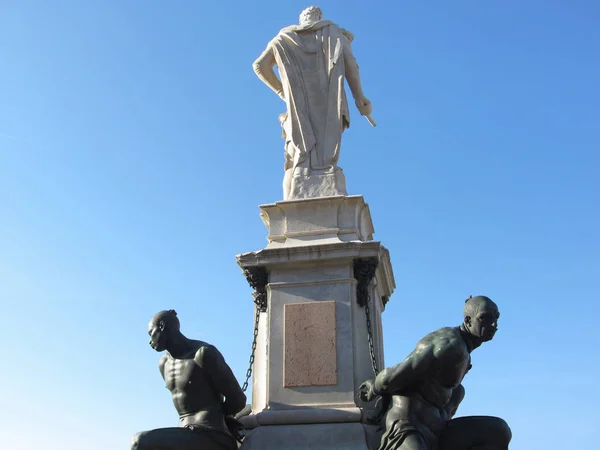 The monument Quattro Mori ( of the Four Moors ) in Livorno city . Rear view of the monument against the blue sky . Tuscany, Italy — Stock Photo, Image