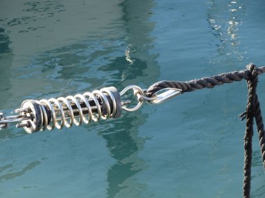 Büyük bir yelkenli teknede kullanılan emniyet çapa kelepçesi ile halat sapan