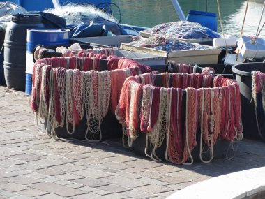 Limanda renkli balık ağları . Toskana, İtalya