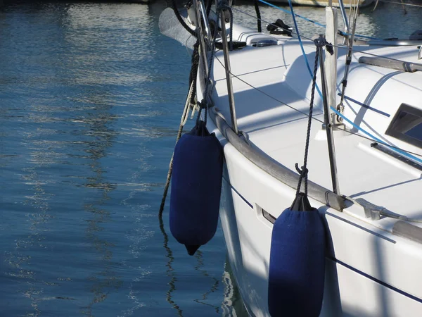 Vänster sida av vit segelbåt med två blåa fendrar — Stockfoto
