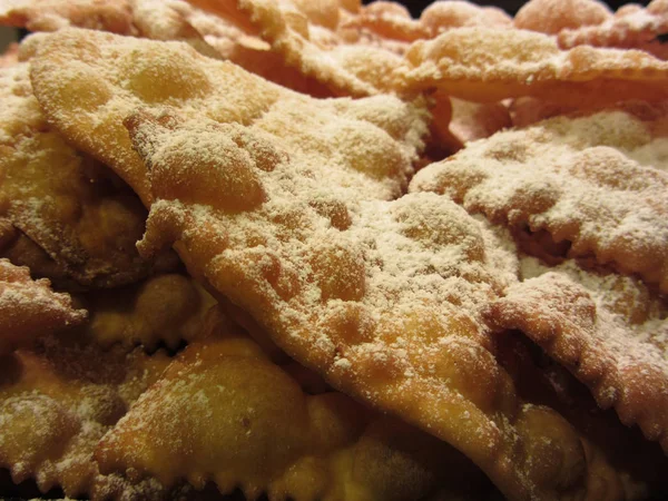 Dolci tipici del carnevale italiano. Frittelle con zucchero a velo note in Italia come chiacchiere o frappe o bugie — Foto Stock