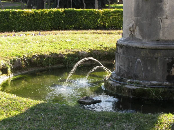 Oude Waterfontein in een openbaar park. Toscane, Italië — Stockfoto