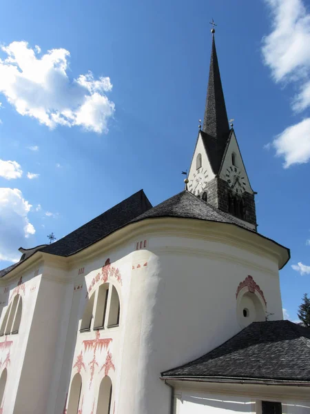 Szent Jakab és Szent Leonard plébániatemplom. Badia, Bolzano, Alto Adige, Dél-Tirol, Olaszország — Stock Fotó