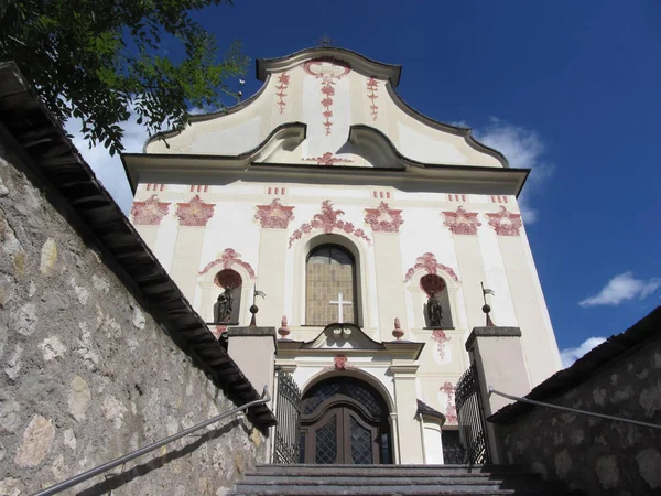 圣雅各布和圣伦纳德教区教堂。 Badia, Bolzano, Alto Adige, South Tyrol, Italy — 图库照片