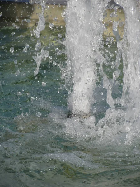 晴れた日に噴水の水の飛沫 — ストック写真