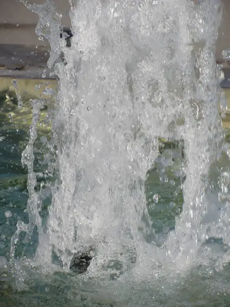 Des Éclaboussures Eau Fontaine Par Une Journée Ensoleillée — Photo