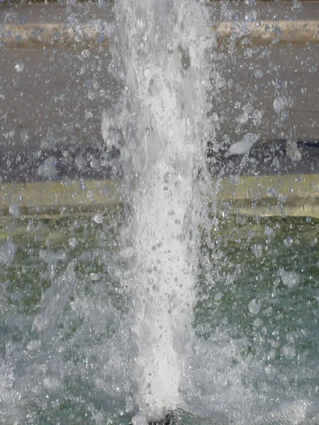 Schizzi Acqua Fontana Una Giornata Sole — Foto Stock