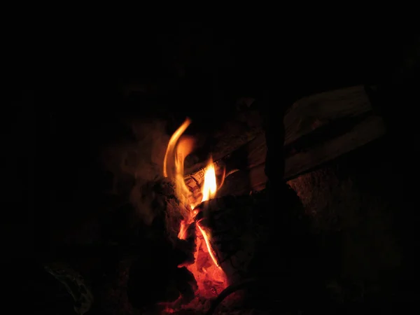 Płonący Kominek Płomieniami Ognia Czarnym Tle — Zdjęcie stockowe