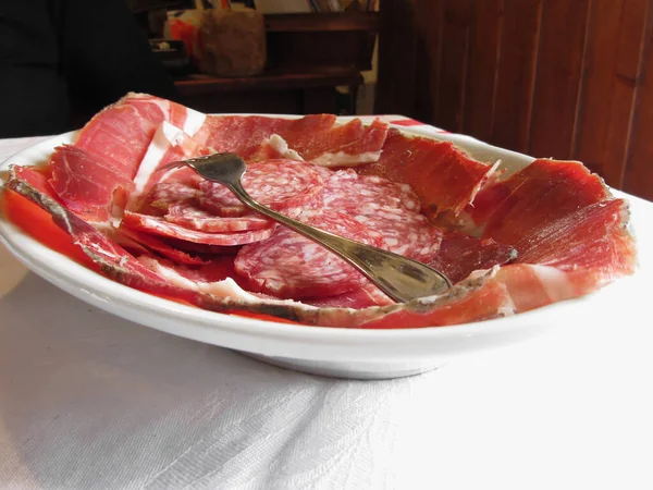 Talerz Wędliny Rustykalną Szynką Prosciutto Salami Toskanii Włochy — Zdjęcie stockowe