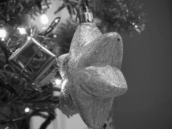 Χριστουγεννιάτικο Δέντρο Και Χριστουγεννιάτικα Στολίδια Ασπρόμαυρη Φωτογραφία — Φωτογραφία Αρχείου