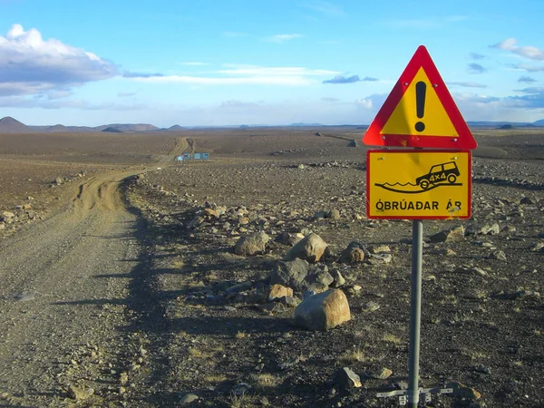 İzlanda 'da F905 yolunda köprüsü olmayan bir nehir geçişi işareti. Askja yolu.