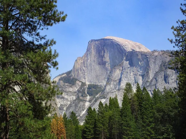 Kaliforniya, ABD 'deki Yosemite Ulusal Parkı' nın en ikonik dağlarından biri olan Half Dome 'un manzarası.