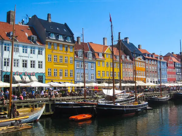 Nyhavn manzarası, yeni liman. Kopenhag, Danimarka 'nın en renkli ve ikonik caddesi.