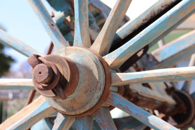 Eski bir arabanın tekerleğinin ayrıntıları.