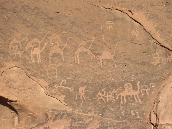 Wadi Rum Çölü 'nün ortasında Anfishiyyeh yazıtlarının kapanışı, Ürdün
