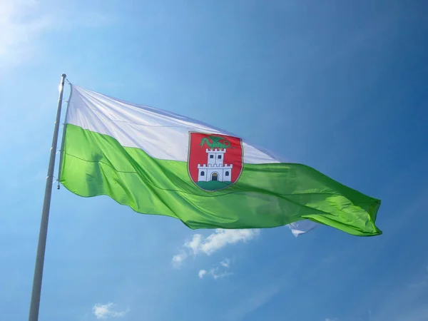 Slovenya 'nın başkenti Ljubljana' nın bayrağı şehrin şatosunun üzerinde rüzgarda sallanıyor..
