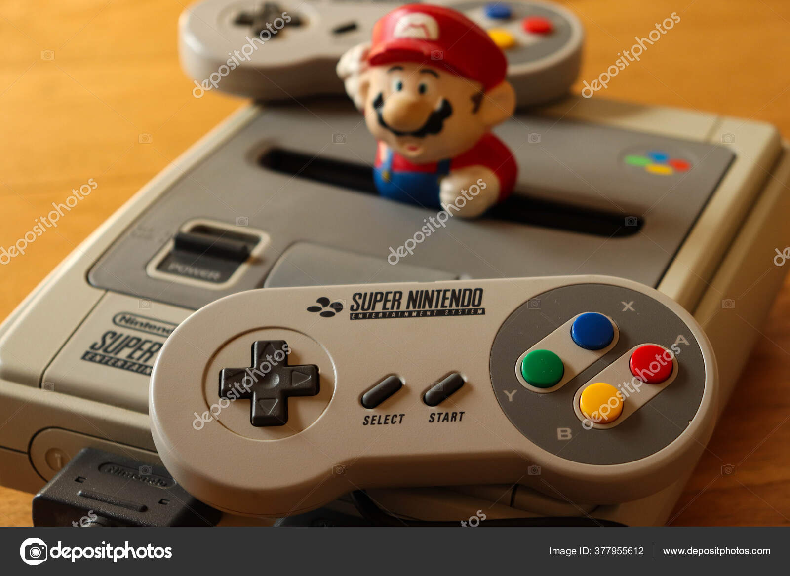 Herunterladen - Mailand, Italien - 19.04.2020: Nahaufnahme eines SNES (auch als Super NES bekannt) Vodeogame-Consle mit seinem Controller und einem kleinen Super Mario. Der vollständige Name der Konsole lautet Super Nintendo Entertainment System — Stockbild Mailand Italien 2020 Nahaufnahme Eines Snes Auch Als Super Nes — Stockfoto