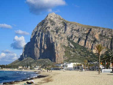 San Vito Lo Capo, İtalya - 04 11 2018: Sicilya, San Vito Lo Capo sahilinden Monte Monaco manzarası