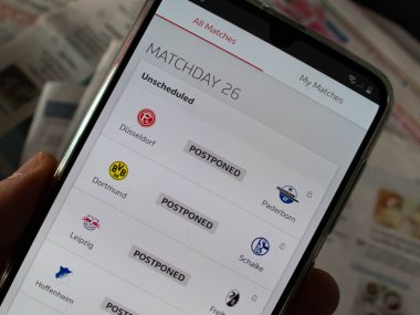 Rho, İtalya - 04 28 2020: Bir futbol taraftarı Bundesliga uygulamasında sezon takviminde herhangi bir matematik olmadığını görüyor çünkü futbol sezonu Coronavirus yüzünden Almanya 'da askıya alındı