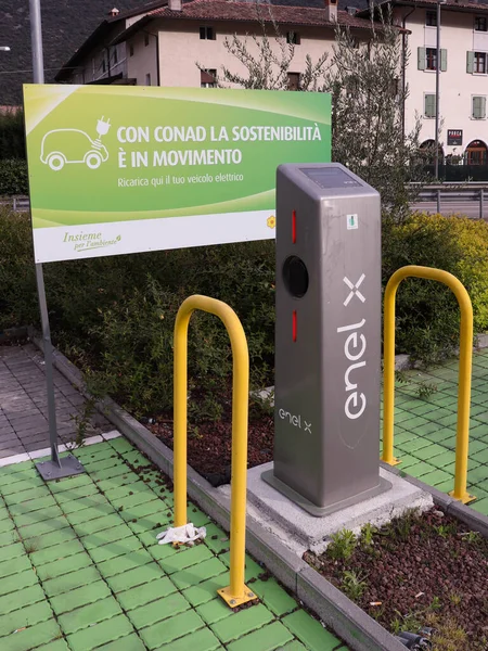 Dro, İtalya - 04 16 2020: E-arabaları şarj etmek için bir Conad mağazasının otoparkındaki EnelX 'in şarj noktası. Kurulda iki şirket ortaklıklarını beyan ediyor, Conad ile olan sürdürülebilirlik hareket ediyor.