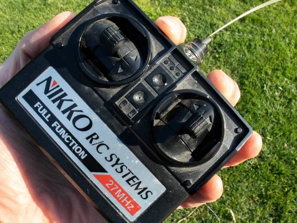 Dro, Italien - 04 23 2020: Die Fernbedienung eines ferngesteuerten Spielzeugautos aus den 80er Jahren. Das Gerät stammt von Nikko RC System, dem größten Unternehmen in diesem Sektor. Das Modell des Autos ist der Hyper1 — Stockbild Dro Italien 2020 Die Fernbedienung Eines Ferngesteuerten Spielzeugautos Aus Den — Stockfoto