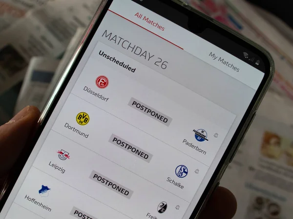 Rho, İtalya - 04 28 2020: Bir futbol taraftarı Bundesliga uygulamasında sezon takviminde herhangi bir matematik olmadığını görüyor çünkü futbol sezonu Coronavirus yüzünden Almanya 'da askıya alındı