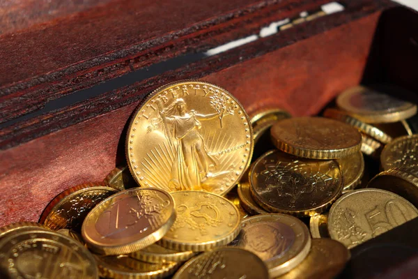 Nahaufnahme Der Berühmten Unze Dollars Gold American Eagle Anlagemünze Jahr lizenzfreie Stockfotos
