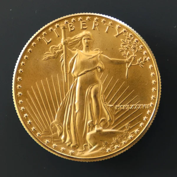 Nahaufnahme Der Berühmten Unze Dollars Gold American Eagle Anlagemünze Jahr lizenzfreie Stockbilder