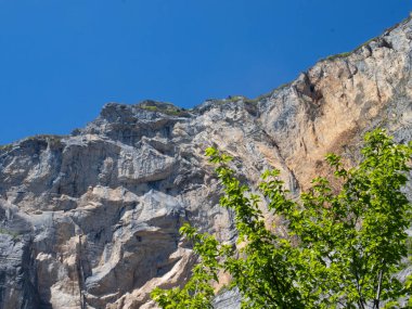 Ünlü Becco dell 'Aquila Monte Brento' da (Brento Dağı 'nda Kartal gagası). Burası Avrupa 'nın en popüler baz atlama noktalarından biri. Brento 'dan atlayan paraşüt ya da wingsuit' li birkaç dalgıç var.