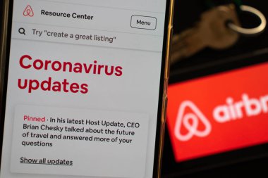 Milan, İtalya - 05: 16 2020: Airbnb sunucusu, Airbnb uygulamasının covid-19 Coronavirus ve turizm ve konukseverlik politikaları üzerindeki etkileriyle ilgili son güncellemelerini kontrol ediyor. Tatil sektörü krizde.