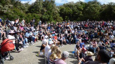 Rotorua, Yeni Zelanda - 12: 30 2019: Bir çok insan Rotorua Jeotermal Harikalar Diyarı Parkı 'nda fotoğraf çekmek ve selfie çekmek için Lady Knox gayzerinin gösterisini bekliyor
