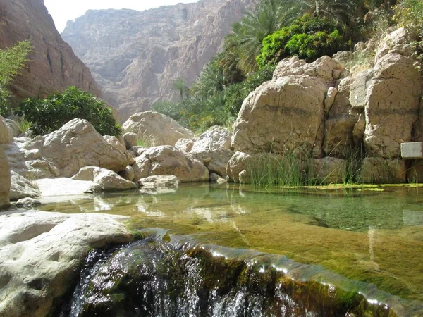 Wadi Shab 'ın detayları, Umman' daki en ikonik kanyon.