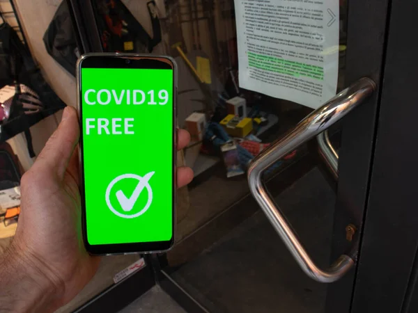 Girmeden önce bir dükkanın boş olup olmadığını kontrol eden bir müşteri. Birkaç hükümet akıllı telefon için koronavirüs izleme uygulaması yayınlıyor. Hastalıklı bir kişinin binaya girip girmediğine bakıyorlar.