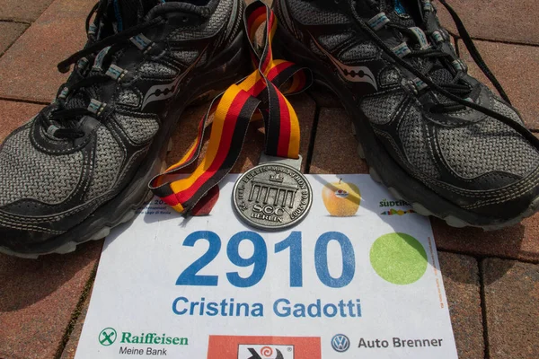 Berlin, Almanya - 30 09 2007: Yarış önlüğü ve koşu ayakkabılarıyla bir maraton finalisti madalyasının kapanışı. Madalya 2007 Berlin Maratonu 'ndan, en ünlü 5 maratondan biri ve en hızlısı.