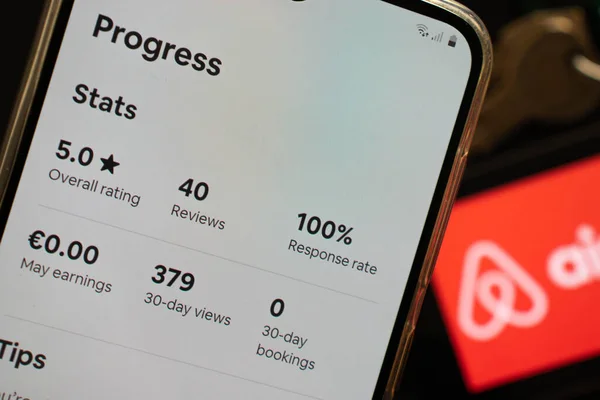 Milan, İtalya - 05: 16 2020: Airbnb sunucusu Airbnb uygulamasını kontrol ediyor. Bu, covid-19 Coronavirus için turizm krizinden kaynaklanıyor.