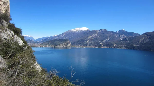 Pregasina 'nın hemen aşağısında yer alan Via dei illegal bandieri' den Garda Gölü (Lago di Garda) ve Stivo Dağı ve Sarca Vadisi manzarası