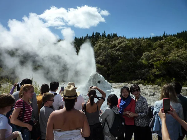 Rotorua New Zealand 2019 Crowd Lot People Waiting Show Lady — Stock Photo, Image