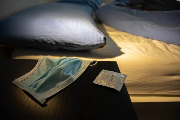 Mailand Italien 2020 Ein Beistelltisch Bettnähe Mit Kondom Und Maske lizenzfreie Stockfotos