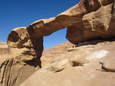 Wadi Rum Çölü 'nün en ünlü kaya oluşumlarından biri olan Um Fruth Kaya Köprüsü manzarası, Ürdün