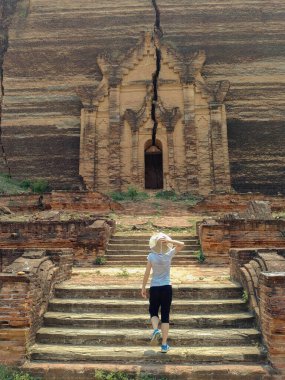 Mingun, Myanmar 'daki terk edilmiş Pahtodawyi tapınağına giren maceraperest bir turist.