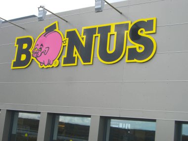 Reykjavk, İzlanda - 06 15 2018: Reykjavk, İzlanda 'daki Bonus Süpermarketinin giriş işareti
